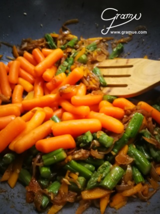 Spargel, Kürbis und Karotten im Wok